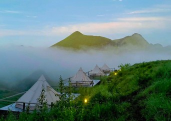 Entre Villages Ethniques et Camping au Cœur des Montagnes 